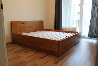 Uzavřená verze postele Denis - dřevina buk mořená