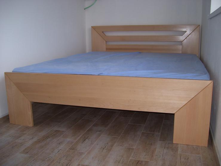 Klasická postel Rosemary 160x200cm přírodní buk.