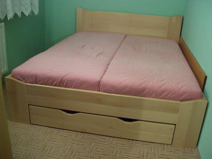 Jednoduchá varianta postele Vendy z přírodního buku a k tomu atypické vysouvání šuplíku.