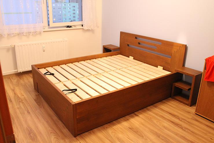 Uzavřená postel s výklopnými čelními rošty + atypické noční stolky