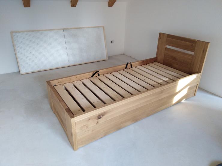 Jednolůžkový typ postele Masimo, dřevo dub, zde k vidění dno do postele.
